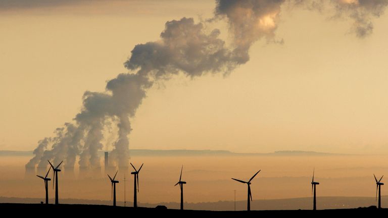 De la vapeur monte d'une centrale électrique derrière le parc éolien de Royd Moor à Penistone près de Sheffield, dans le nord de l'Angleterre, en ce 19 octobre 2007 (photo)