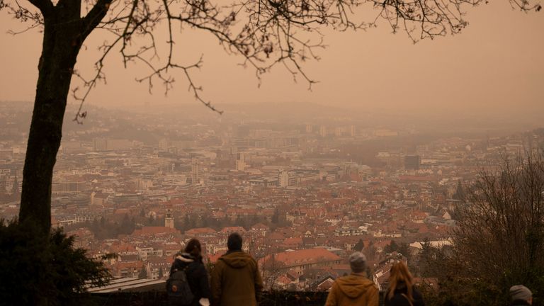 6 Februari 2021, Baden-Württemberg, Stuttgart: Langit kuning kemerahan muncul di atas pusat kota dari sudut pandang karena diyakini ada debu Sahara di udara.  Foto oleh: Marijan Murat / aliansi gambar / dpa / AP Images