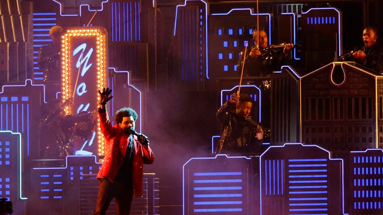 The Weeknd se produit pendant le spectacle de la mi-temps du Super Bowl 2021 