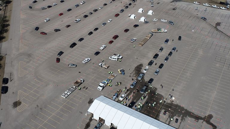 Los autos se alinean para recibir cajas gratuitas de agua en Houston, luego de que la ciudad emitió un aviso de hervir el agua luego de las tormentas invernales récord