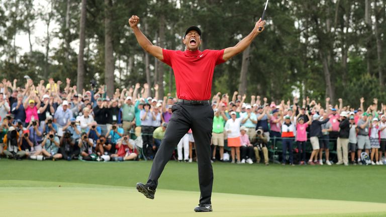 Golf - Masters - Augusta National Golf Club - Augusta, Géorgie, États-Unis - 14 avril 2019. Tiger Woods des États-Unis célèbre sur le 18e trou pour remporter le Masters 2019.