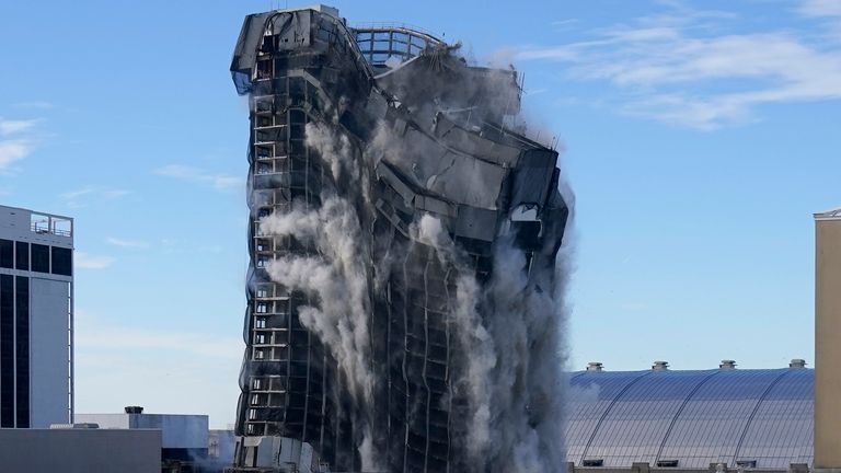 L'ancien casino Trump Plaza est implosé le mercredi 17 février 2021 à Atlantic City, NJ Après être tombé en ruine, l'ancien joyau de l'empire des casinos de l'ancien président Donald Trump est réduit en décombres, ouvrant la voie pour une opportunité de développement de premier ordre au milieu de la promenade, où la Plaza se présentait comme ... le centre de tout ... (AP Photo / Seth Wenig)