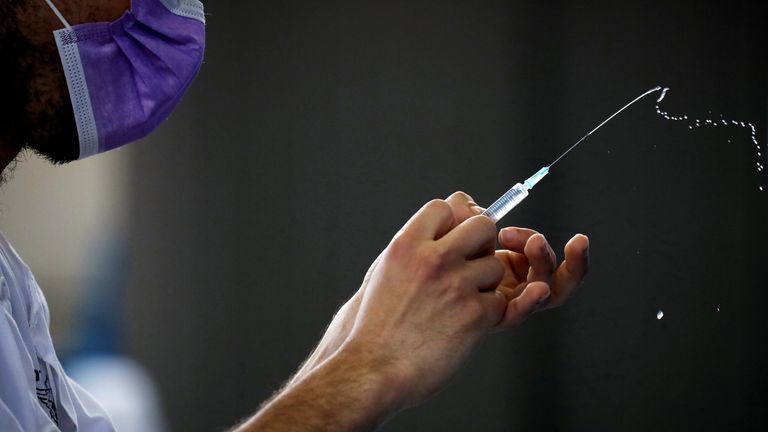 Un agent de santé se prépare à administrer une vaccination à Netivot, Israël