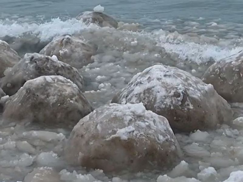 https://e3.365dm.com/21/02/800x600/skynews-ice-boulders-lake-michigan_5260613.jpg