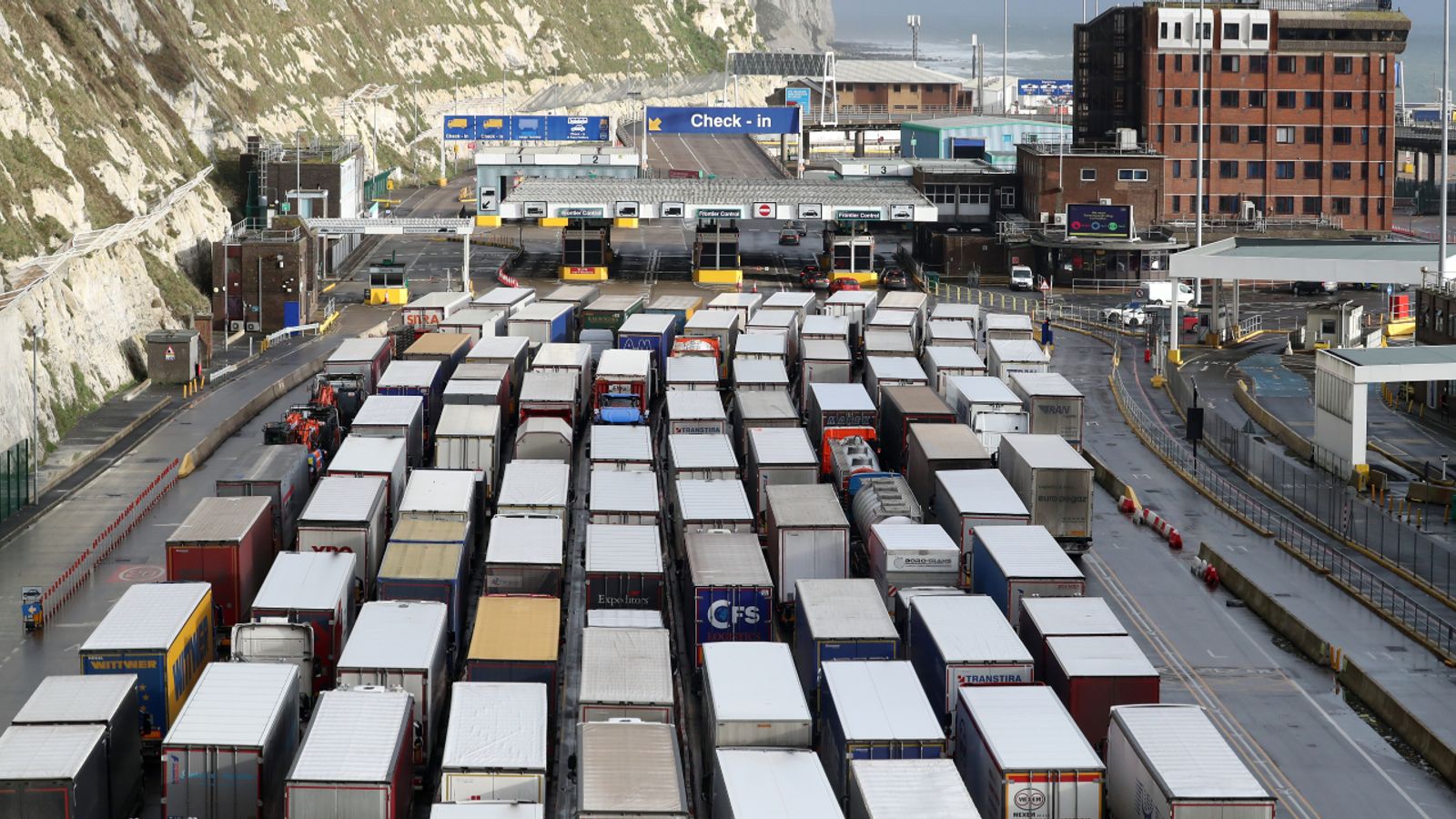 skynews-border-lorry-hauliers_5316524.jp