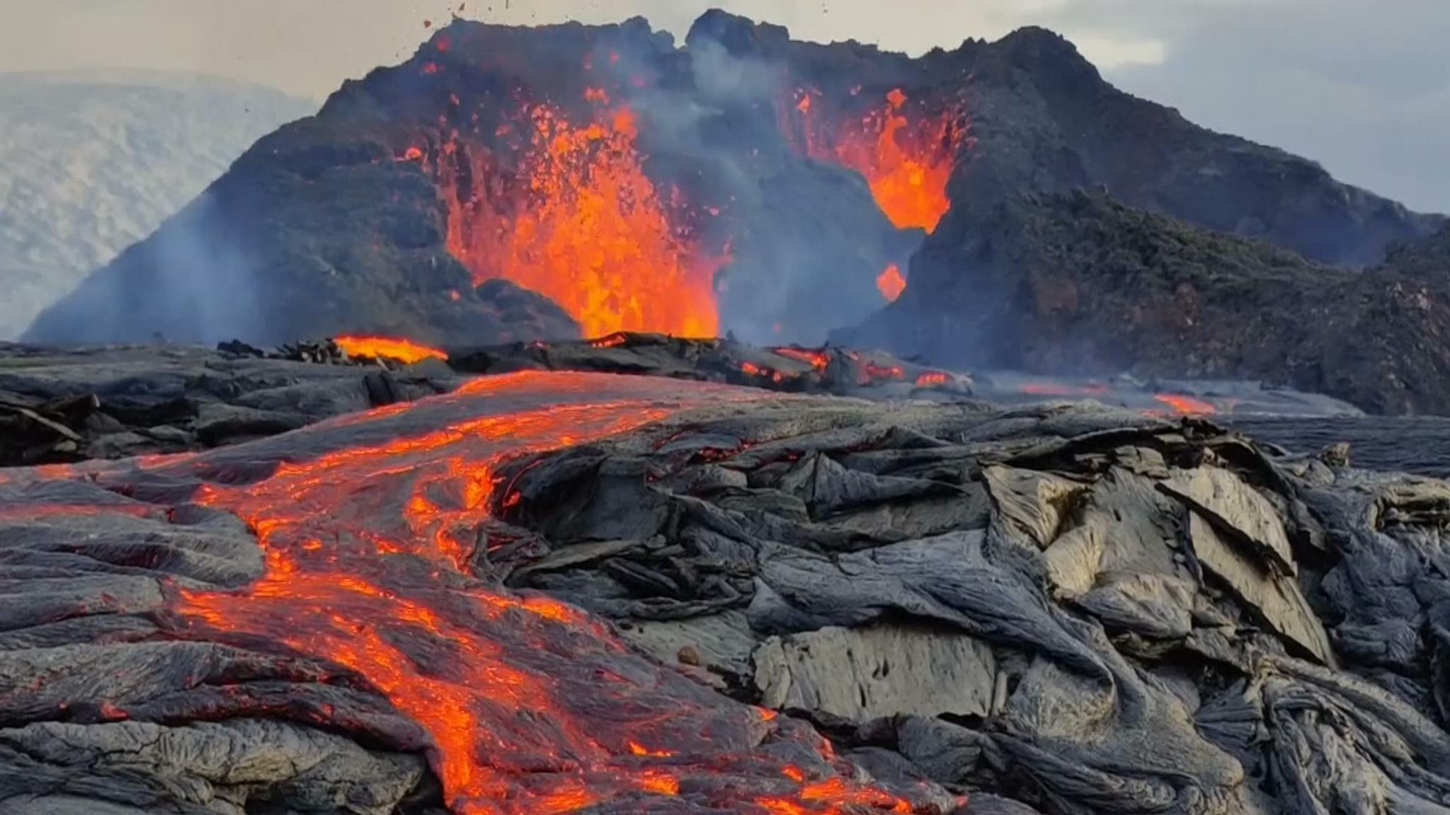 Землетрясение камчатка вулкан. Вулканы. Исландия вулканы 4к. Limnic Eruption. Vulcanul Kenya.