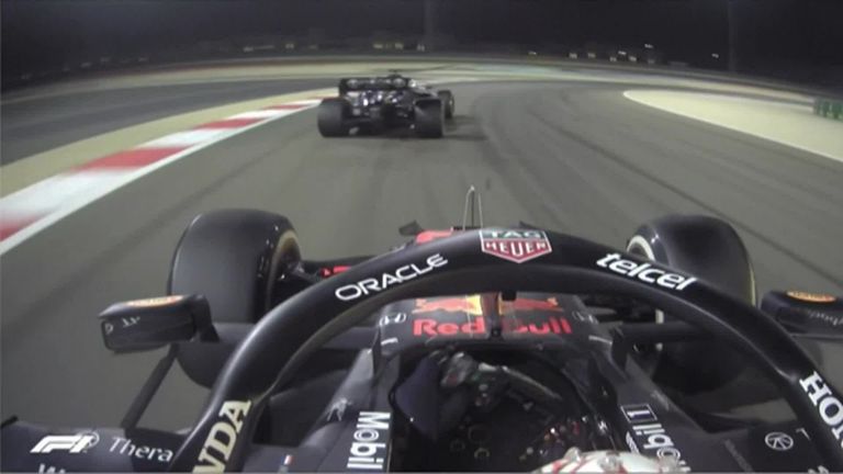Karon Chandock de Sky F1 analiza el dramático duelo entre Lewis Hamilton y Max Verstappen en las etapas finales del Gran Premio de Bahrein.