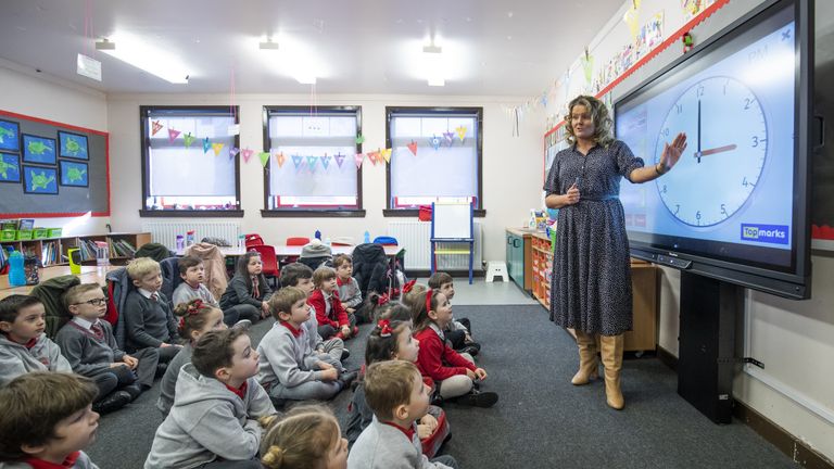 سوزی پرووان دانش آموزان P1 و P2 خود را در اولین روز بازگشت در مدرسه ابتدایی Inverkip در Inverclyde به عنوان جوانترین دانش آموزان اسکاتلند به عنوان بخشی از بازگشایی مرحله ای مدارس به کلاس درس می آموزد.  تاریخ تصویر: دوشنبه 22 فوریه 2021.