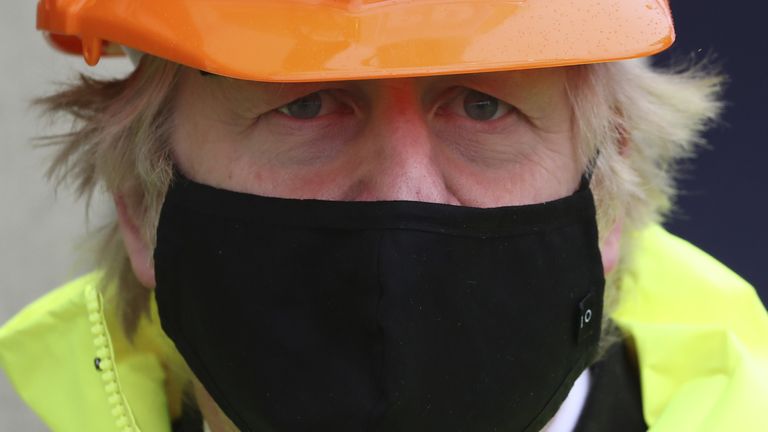 Le Premier ministre Boris Johnson porte un casque et un masque lors d'une visite à Teesport à Middlesbrough.  Photo date : jeudi 4 mars 2021.