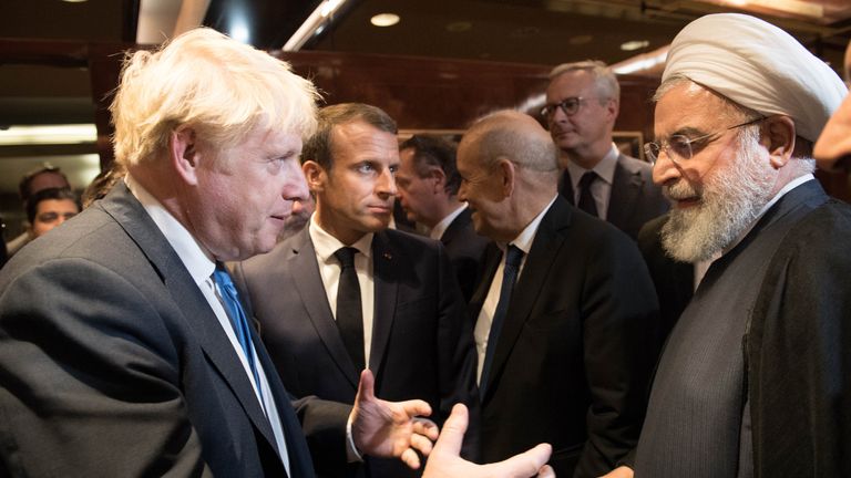 Le Premier ministre Boris Johnson (à gauche), le président français Emmanuel Macron (au centre) et le président iranien Hassan Rohani (à droite) lors de la 74e session de l'Assemblée générale des Nations Unies, au siège des Nations Unies à New York, USA.