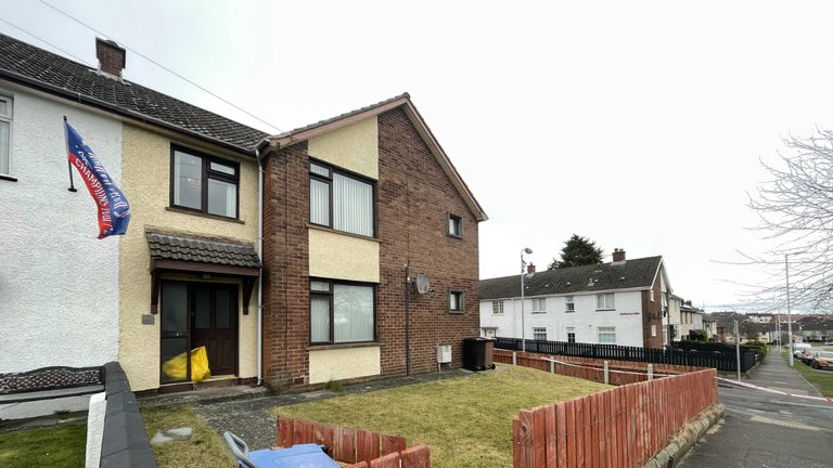 La scène dans une propriété résidentielle de Derrycoole Way, Newtownabbey, après que la police a ouvert une enquête pour meurtre après que trois corps aient été retrouvés dans des propriétés distinctes.  Date de la photo: samedi 20 mars 2021.