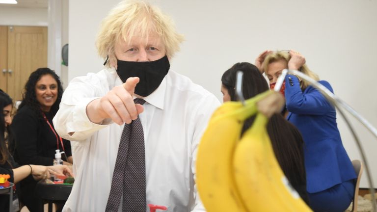 Le premier ministre Boris Johnson dessine un régime de bananes lors d'une visite à la pépinière Monkey Puzzle à Greenford, à l'ouest de Londres.  Date de la photo: jeudi 25 mars 2021.