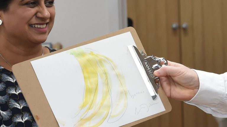 Le Premier ministre Boris Johnson montre son dessin d'un régime de bananes lors d'une visite à la pépinière Monkey Puzzle à Greenford, à l'ouest de Londres.  Date de la photo: jeudi 25 mars 2021.