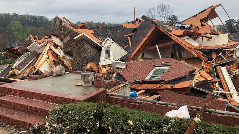 Rumah-rumah hancur karena badai.  Foto: Pers terkait