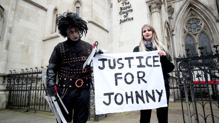 Les partisans de Johnny Depp, l'un habillé en Edward Scissorhands joué par Depp dans le film Tim Burton 1990 du même nom, attendent devant la Royal Courts of Justice de Londres, avant une décision sur la demande de Depp à la Cour d'appel .  M. Depp demande la permission de faire appel contre une décision accablante de la Haute Cour qui a conclu qu'il avait agressé son ex-femme Amber Heard et l'avait fait craindre pour sa vie.  Date de la photo: jeudi 18 mars 2021.