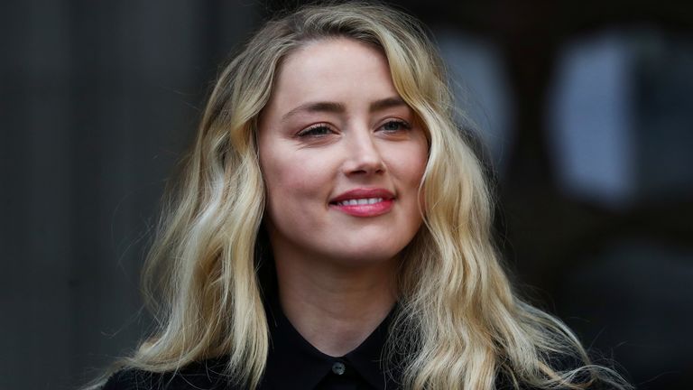 Amber Heard fuera de la corte durante el juicio por difamación de Johnny Depp