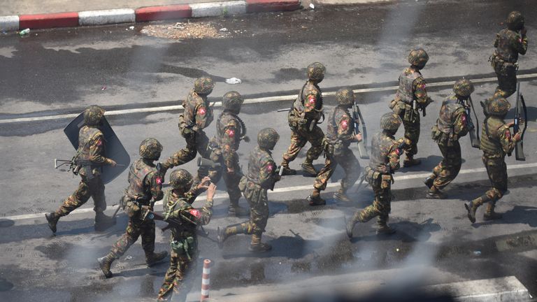 Des officiers de l'armée interviennent lors d'une manifestation contre le coup d'État militaire
