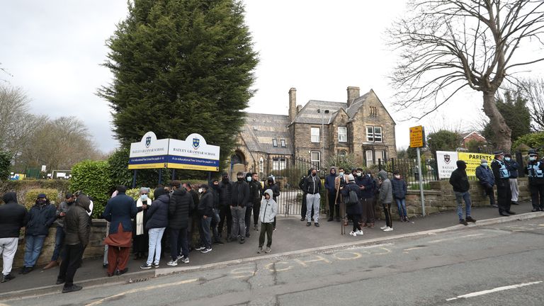 Les manifestants se sont rassemblés devant le Batley Grammar School à Batley, dans le West Yorkshire, où un enseignant a été suspendu pour avoir montré une caricature du prophète Mahomet à des élèves lors d'un cours d'études religieuses.  Date de la photo: vendredi 26 mars 2021.