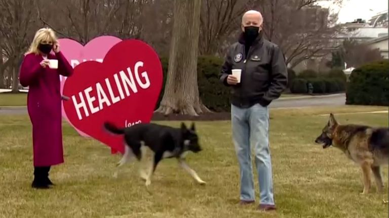 Joe e Jill Biden con la loro nave ammiraglia e cani da eroe