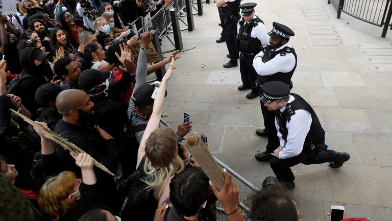 Un policier prend le genou lors d'une manifestation Black Lives Matter à Downing Street en juin 2020