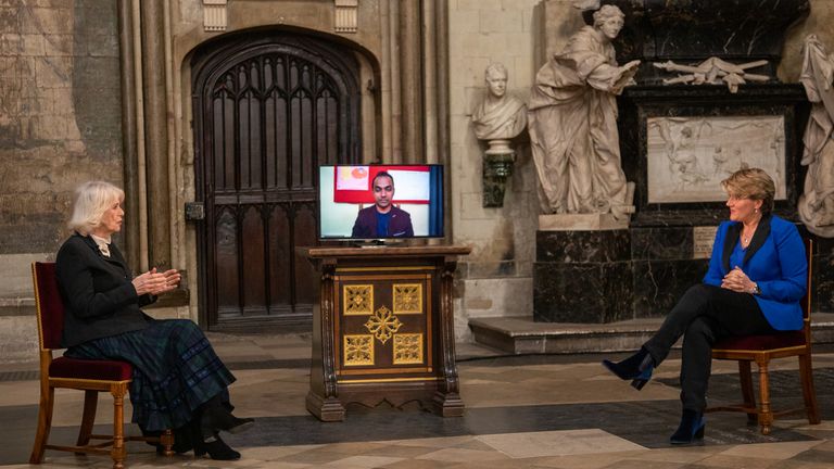 SAR la duchesse de Cornouailles parle à Clare Balding, de la BBC dans une interview à Poets Corner, abbaye de Westminster avant le Commonwealth Day 2021. Pic: Westminster Abbey / Picture Partnership