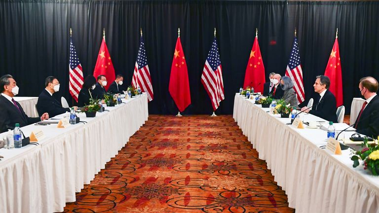 US-Außenminister Antony Blinken (2. R) mit dem nationalen Sicherheitsberater Jake Sullivan (R) vor Yang Jiechi (2. L), Direktor der Zentralen Kommission für auswärtige Angelegenheiten, und Wang Yi (L), China & # 39;  s Außenminister und Außenminister während der Eröffnungssitzung der Gespräche zwischen den USA und China im Captain Cook Hotel in Anchorage, Alaska, USA, 18. März 2021. Frederic J. Brown / Pool via REUTERS