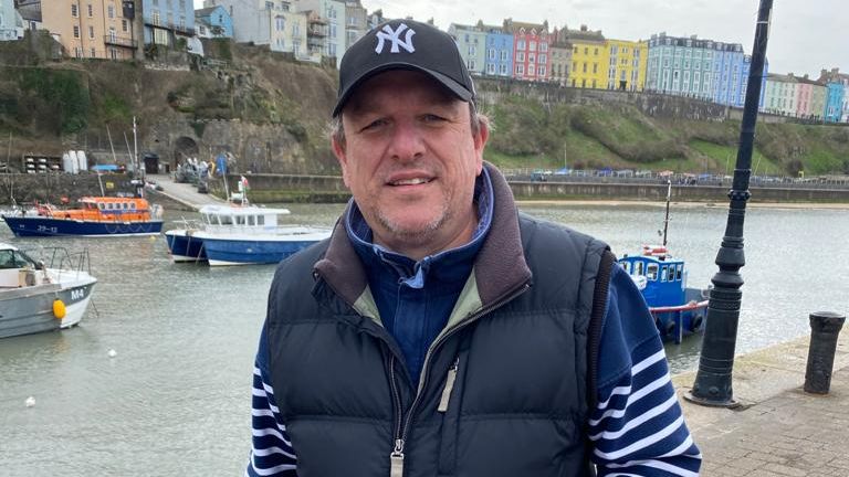 Chris Ison a visité Tenby et dit qu'il a raté l'océan et la plage