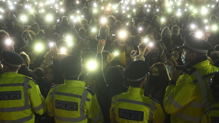 پلیس پس از لغو رسمی مراسم مراقبت از بازیابی این خیابان ها برای سارا اورارد ، غرفه گروه را در Clapham Common لندن محاصره کرد. 