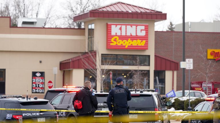 La police devant une épicerie King Soopers où une fusillade a eu lieu lundi.  Pic: AP