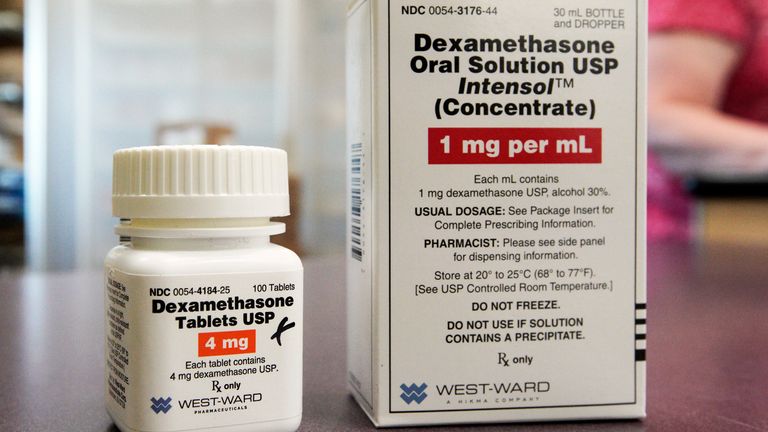 La dexaméthasone se présente également sous forme de comprimés, tels que ceux vus dans une pharmacie américaine.  Pic: AP