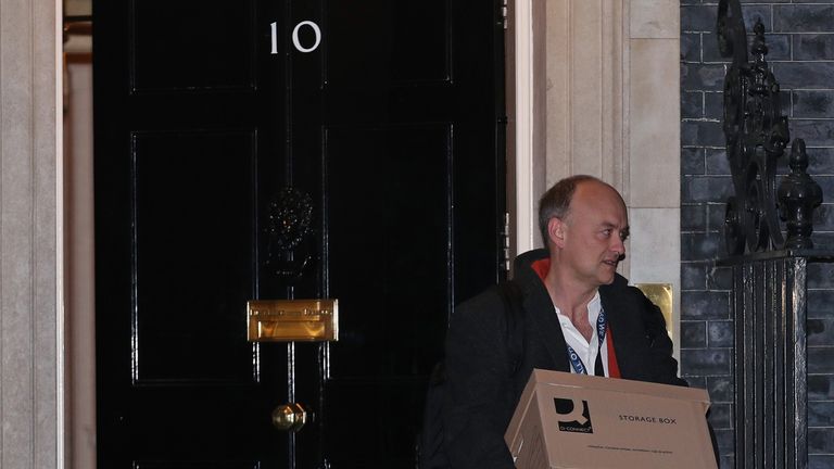 Le principal assistant du Premier ministre Boris Johnson, Dominic Cummings, quitte le 10 Downing Street, à Londres, avec une boîte, à la suite d'informations selon lesquelles il devrait quitter son poste d'ici la fin de l'année.