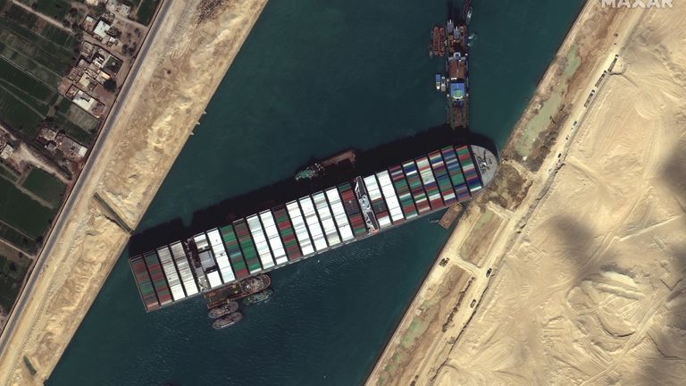 Nouvelles images du navire Ever Given coincé dans le canal de Suez.  Image satellite © 2021 Maxar Technologies