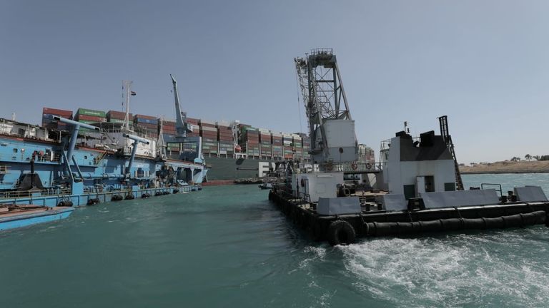 Le navire échoué Ever Given, l'un des plus grands porte-conteneurs du monde, est vu après s'être échoué, dans le canal de Suez, en Égypte