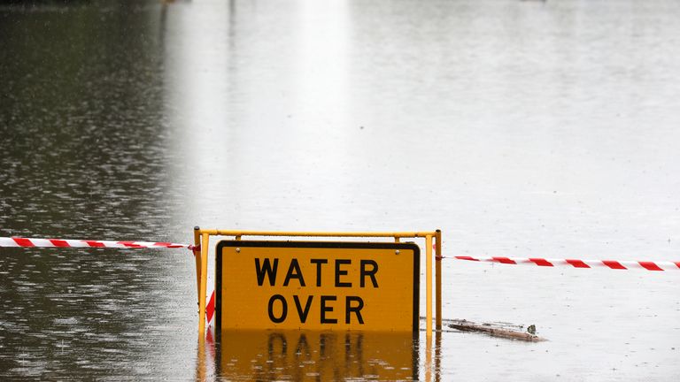 Une route inondée au nord-ouest de Sydney, Australie.  Pic: AP