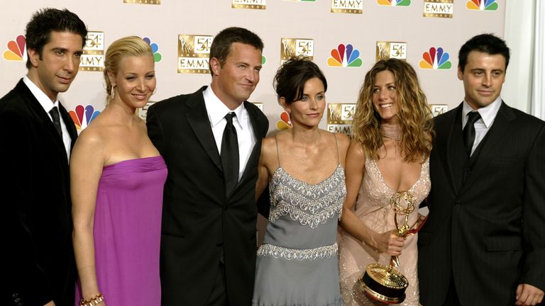 دوستان دیوید شویمر ، لیزا کودرو ، متیو پری ، کورتنی کاکس آرکت ، جنیفر آنیستون و مت لابلانک در مراسم Emmy در سال 2002