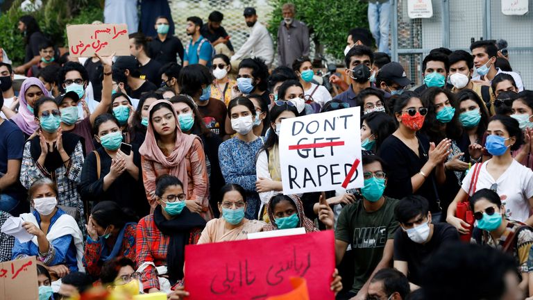 أشخاص يحملون لافتات ضد اغتصاب جماعي وقع على طول طريق سريع وإدانة العنف ضد النساء والفتيات ، خلال مظاهرة في كراتشي ، باكستان.