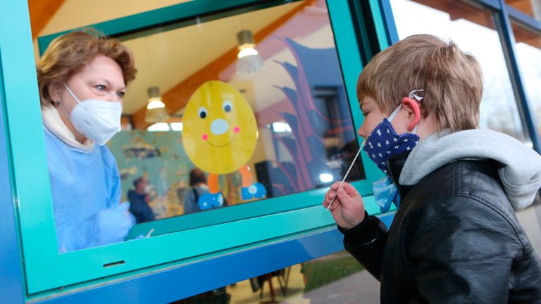 Saxe-Anhalt, Halberstadt: `` bel de Halberstadt se tient devant le centre de test de l'école primaire Anne-Frank à Halberstadt et prend un prélèvement nasal antérieur.  Pic: AP