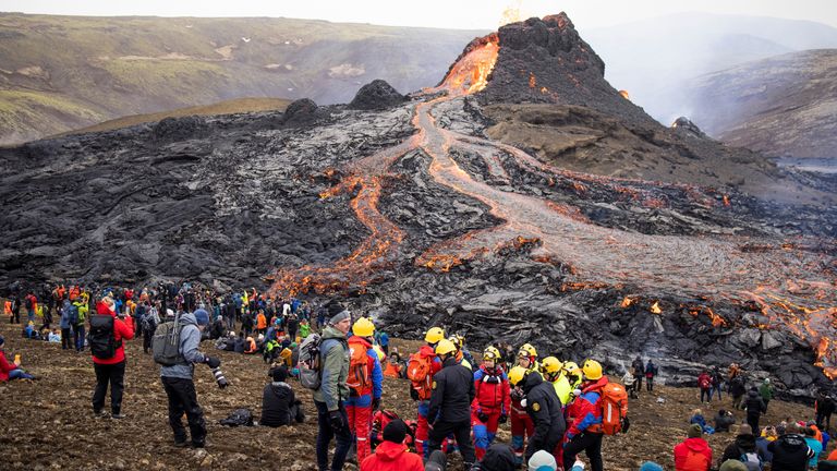 Les gens se rassemblent sur le site volcanique de la péninsule de Reykjanes en Islande