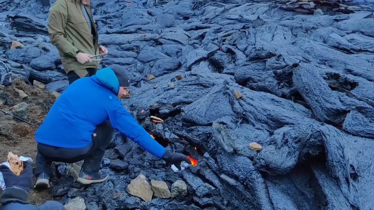 Einige Leute rösteten gut auf der kühlenden Lava, um die volle Erfahrung zu genießen