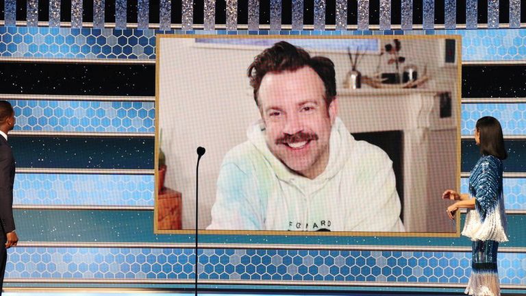 Jason Sudeikis portait un sweat à capuche pour apparaître aux Golden Globe Awards