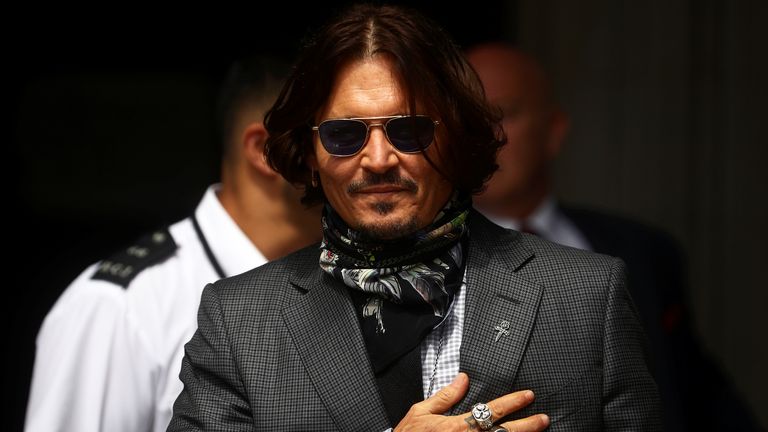Johnny Depp fuera de los tribunales durante el juicio por difamación contra The Sun