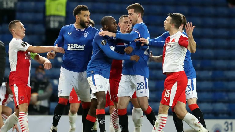 La dispute se poursuit entre les Rangers & # 39;  Glen Kamara (centre) et Ondrej Kudela de Slavia Prague (à droite)