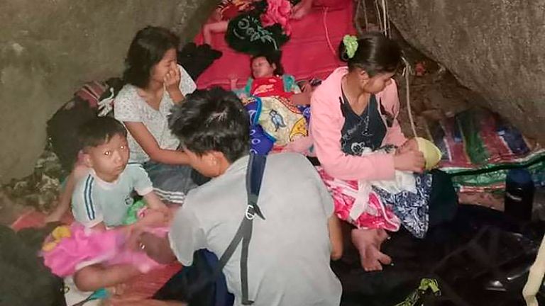 Les villageois s'abritent à l'air libre en raison des frappes aériennes à Deh Bu Noh dans l'État de Karen.  Photo: Rangers birmans gratuits via AP
