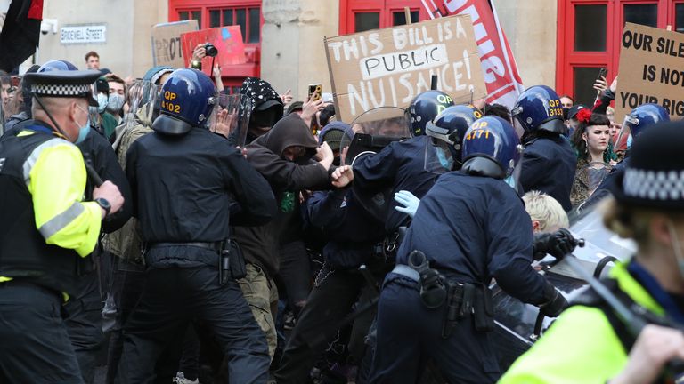 La police retient les gens à l'extérieur du poste de police de Bridewell alors qu'ils participent à un projet de loi `` Kill the Bill ''  Manifestation à Bristol, manifestant contre le projet de loi controversé sur la police et la criminalité du gouvernement.  Date de la photo: dimanche 21 mars 2021.