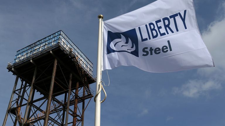 Le drapeau Liberty Steel survole l'usine sidérurgique de Dalzell, en Écosse (photo)