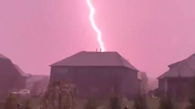Lightning bolt sizzles over neighbourhood in Tennessee