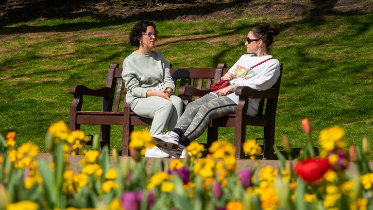 Deux femmes profitent du soleil dans le centre de Londres