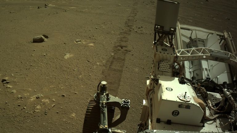 مریخ نورد Mars Perseverance ناسا با استفاده از دوربین ناوبری سمت چپ (Navcam) این تصویر را بدست آورد.  دوربین در بالای دکل مریخ نورد قرار گرفته و به رانندگی کمک می کند