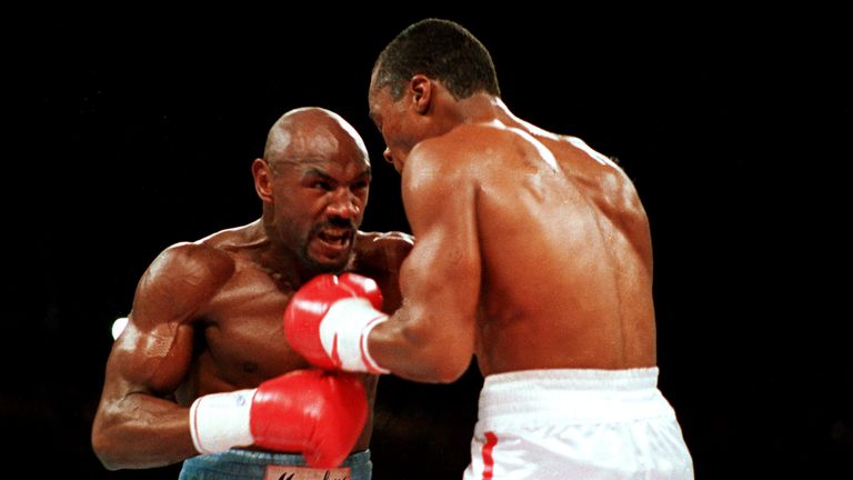 Hagler (à gauche) a été battu de manière controversée par Sugar Ray Leonard en 1987. Pic: AP