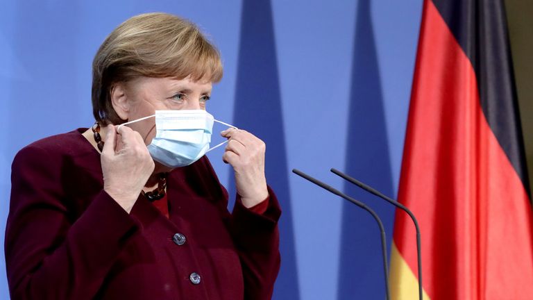 La chancelière allemande Angela Merkel arrive pour une conférence de presse, au milieu de la pandémie de maladie à coronavirus (COVID-19), à la chancellerie de Berlin, en Allemagne, le 19 mars 2021. Michael Sohn/Pool via REUTERS